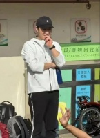 58岁黎明陪娃参加运动会，休闲装嫩出新高度，宠女眼神藏不住爱！