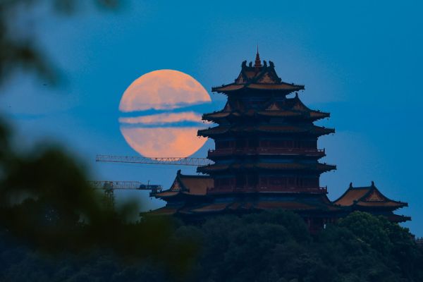 2024年9月17日，圆月与南京阅江楼相映成趣。新华社发（苏阳摄）