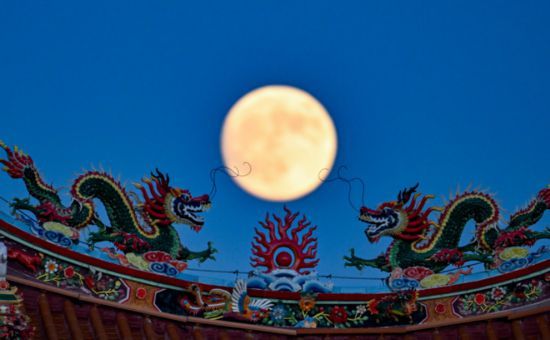2024年9月17日，中秋月明，神州各地人们同赏一轮明月，欢度传统佳节。 新华社发（王须中摄）