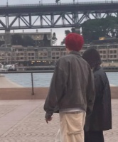 李荣浩杨丞琳悉尼散步被偶遇 穿着低调休闲氛围甜蜜