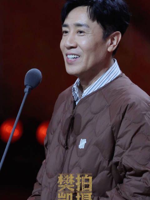 穿休闲羽绒服颁奖也这么帅的男人,低调温和的于和伟老师