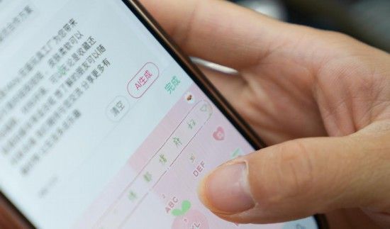 2025年5月20日，在浙江义乌国际商贸城，做外贸生意的商户在商铺内借助AI工具生成带货视频文案。新华社记者 韩传号 摄