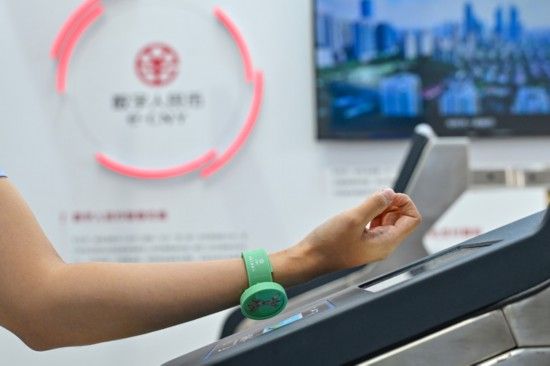 2024年9月13日，服贸会首钢园工商银行展台工作人员展示用数字人民币硬钱包过地铁闸机。新华社记者 李鑫 摄