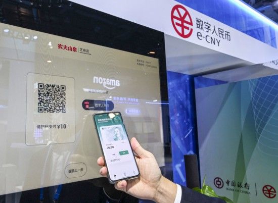 2022年12月12日，工作人员在首届全球数字贸易博览会上展示数字人民币的应用场景。新华社记者 徐昱 摄