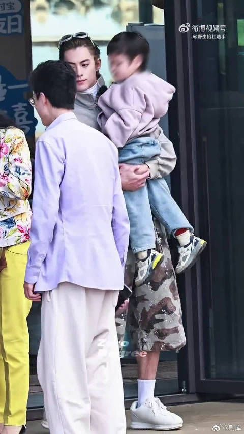单手抱娃超利落！王鹤棣休闲装路透，萌感拉满盼正片