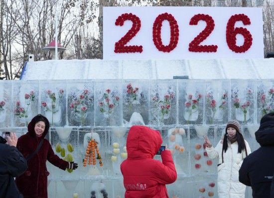 1月1日，沈阳浑河外滩市集，市民在景观墙前打卡拍照。新华社记者 李钢 摄