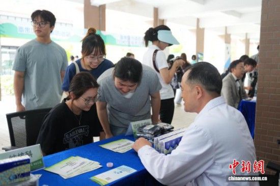 校园师生们学习结核病防控知识。广州市胸科医院 供图