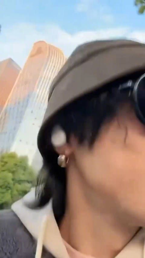 今天在武汉直播过早,在早餐店吃饭时戴着耳机的他,为了不影响其他人…