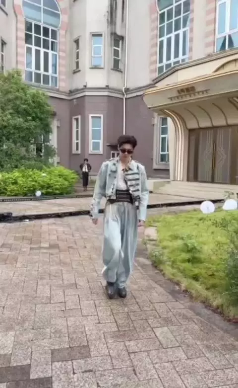 张真源一秒看破陈哲远T牌蒙混，反转逗笑全场