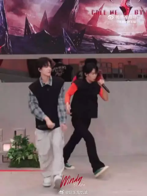 舞台上的王赫野认真又可爱，唱跳的反差表现，收获不少观众的喜爱
