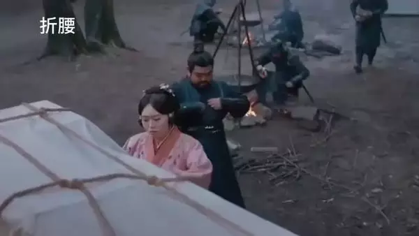 魏侯亲近女君被下属打断，侍女教学眼力见