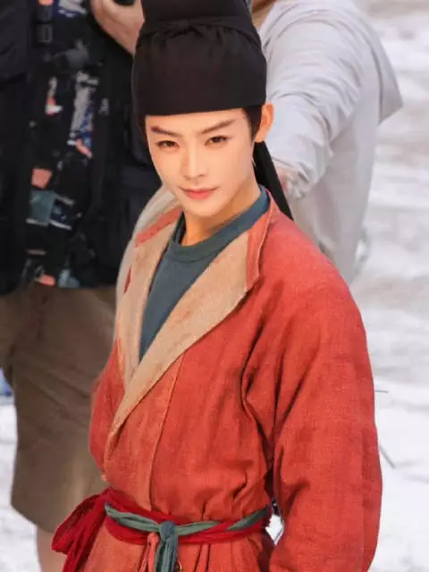 陈丽君祝缨执剑造型尽显少年锐气