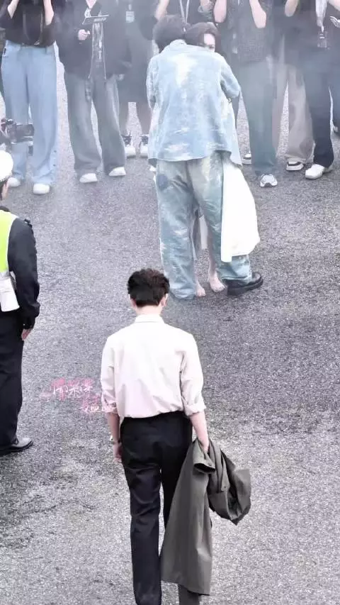 这段光脚跑戏质感十足，孟子义把急切的情感拿捏得恰到好处