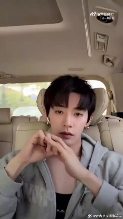 殷桃直言邓为每个角度都帅，花少日常透出舒服气质
