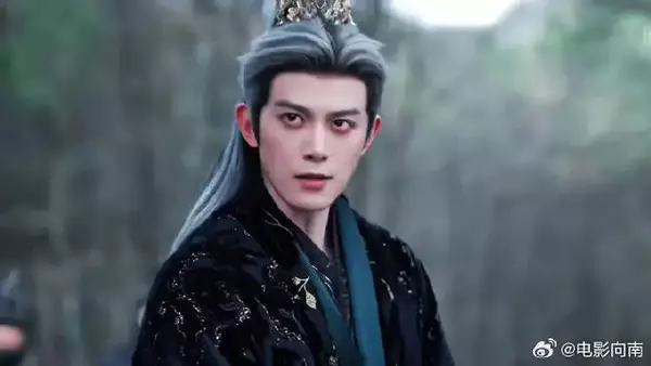 “世人皆惧我狠厉手段 唯有你知晓 我所有的温柔与破绽都只为你一人”
