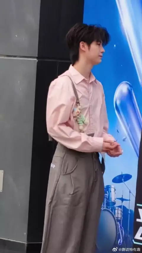 黄誉博小黄鸭打歌版登场，与粉丝热情互动