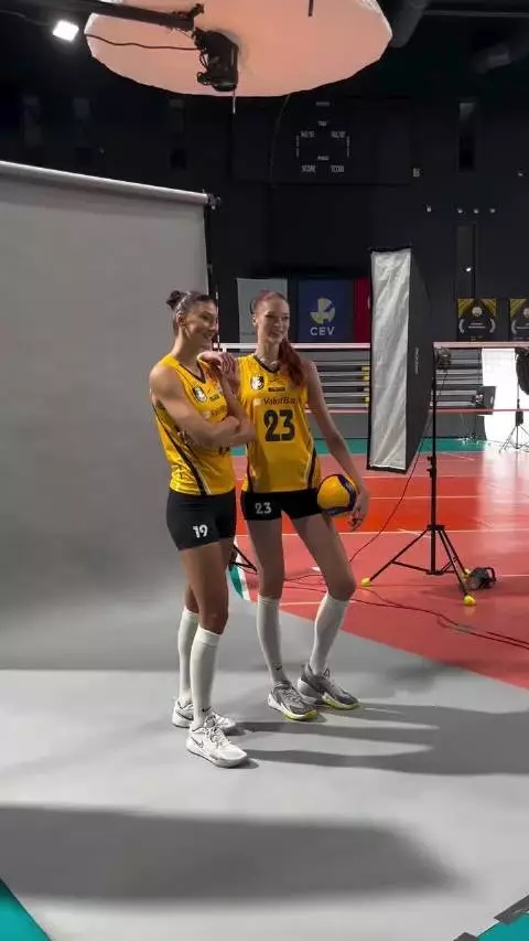 瓦基弗银行女排，拍摄赛季定妆照，博斯科维奇和马尔科娃！