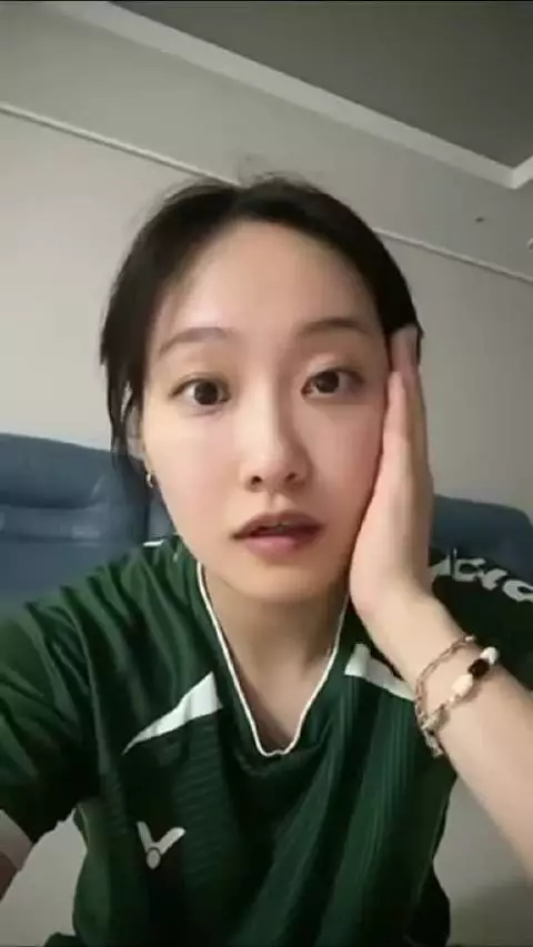 侑玎loveoptions手势舞！喜欢她素颜还是妆后？