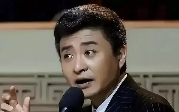 德不配位，必有灾殃。 这句话，放在曾经九登春晚的国家一级演员周炜身上，简直像一句谶语