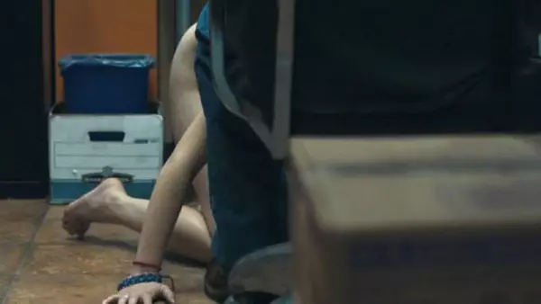 人到底会屈服到什么程度，即便多次受到变态要求，女孩也没想过反抗！