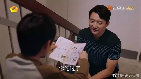 父母吵架，孩子只能躲到楼道里看书，邻居大叔看到后心疼不已