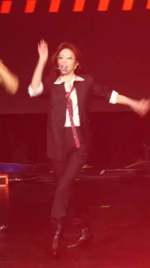 张月这《爱什么稀罕》舞台也太飒了！