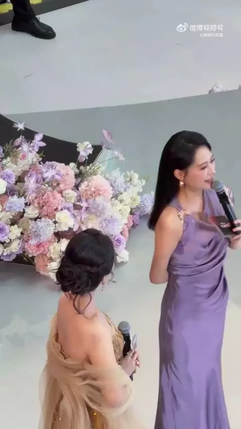 感觉大屏幕镜头真的很显胖 这样看，杨紫背好薄好瘦