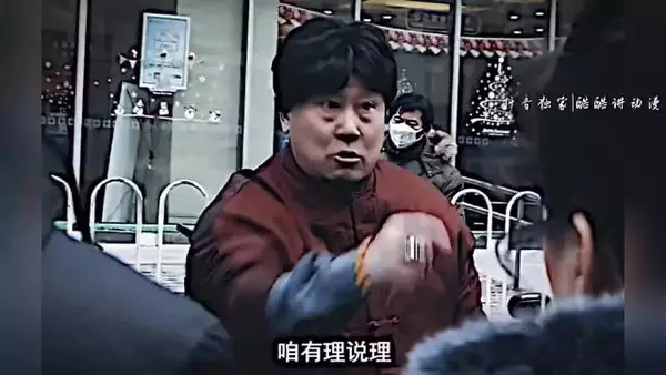修表爷爷彻夜修旧表，守信榜样言传身教