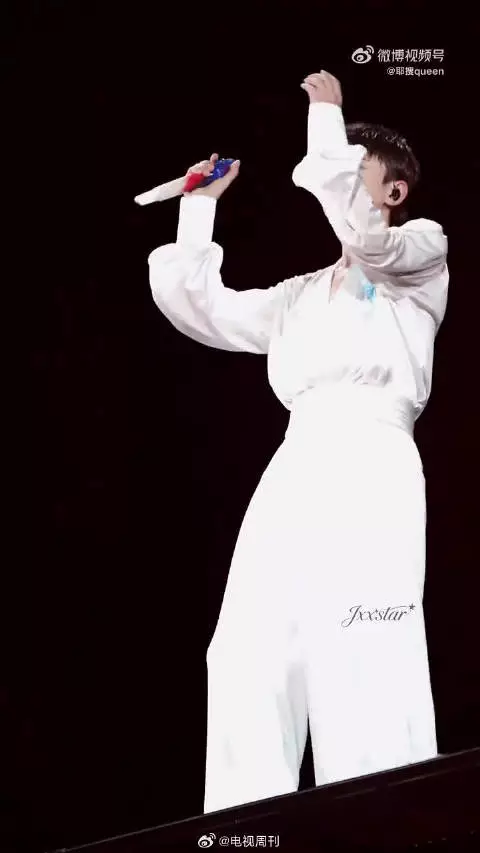 1982巡演名场面预定，张杰唱响《破局者》，热血摇滚点燃全场