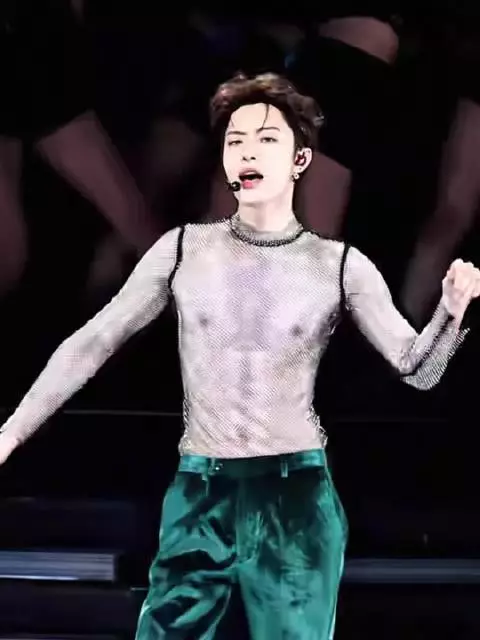 这个也太好看了吧，好像他有好多颜色的这套衣服哈哈哈
