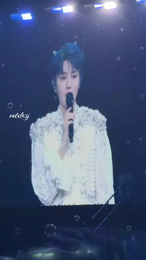 王俊凯称被威胁戴兔子耳朵，开完演唱会才知戴啥