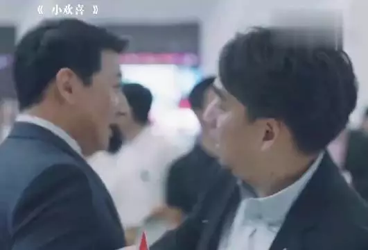 方圆自称认识区长，一分钟视频引发关注