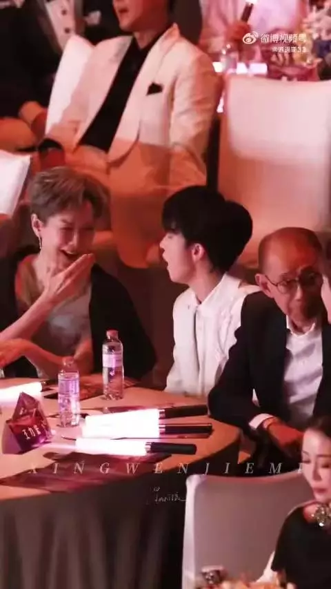 老式小孩周深上线，全场最乖的宝，被两位长辈夸得不好意思