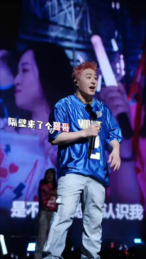 潘玮柏上海演唱会脚滑,瘦身宽粉变细粉