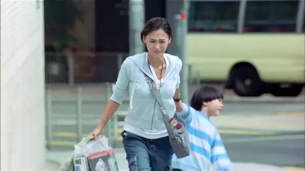 她23岁还没结婚，却有了一个5岁儿子，没有男人愿意娶她，就连父母也嫌弃她