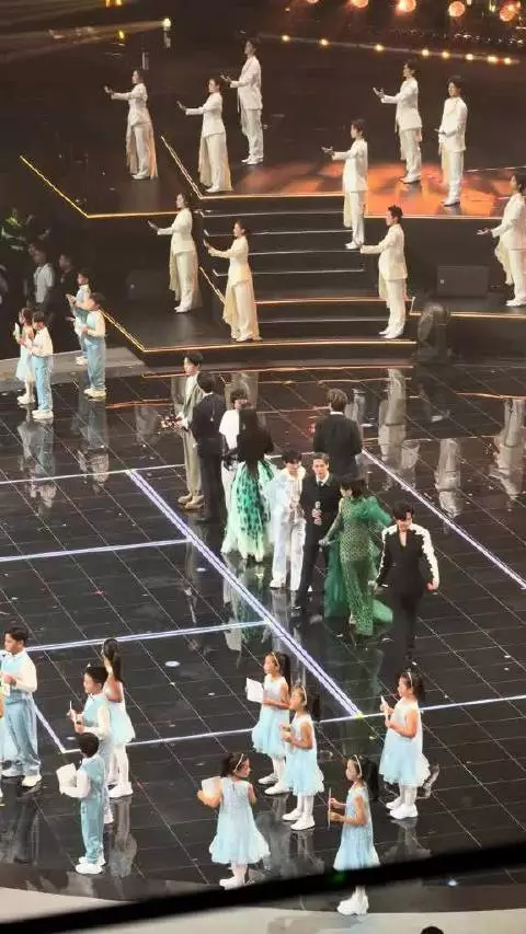 哈哈哈，周笔畅好淡定，后面两个人好慌乱