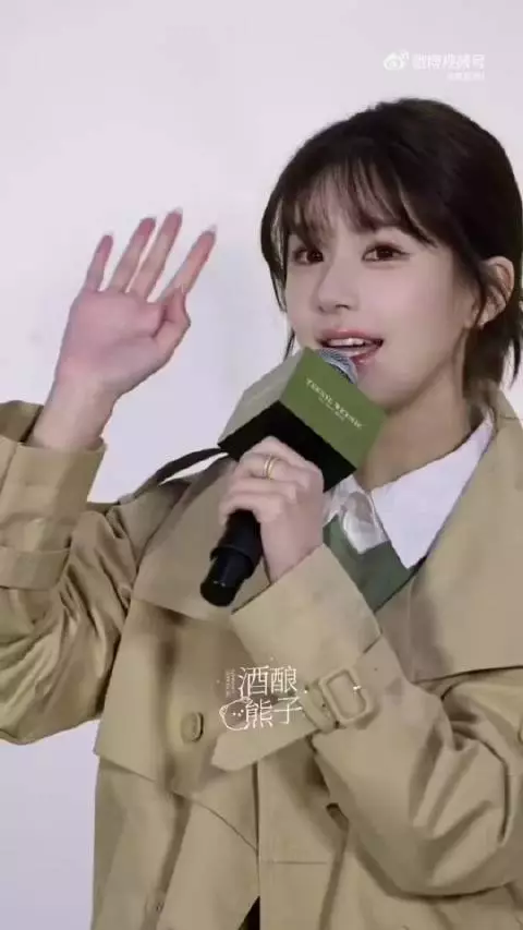 赵露思桑稚来啦！学生风格也太青春美少女了