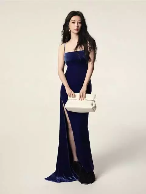杨紫穿纪梵希宝蓝色造型，气质高雅视后表现力绝