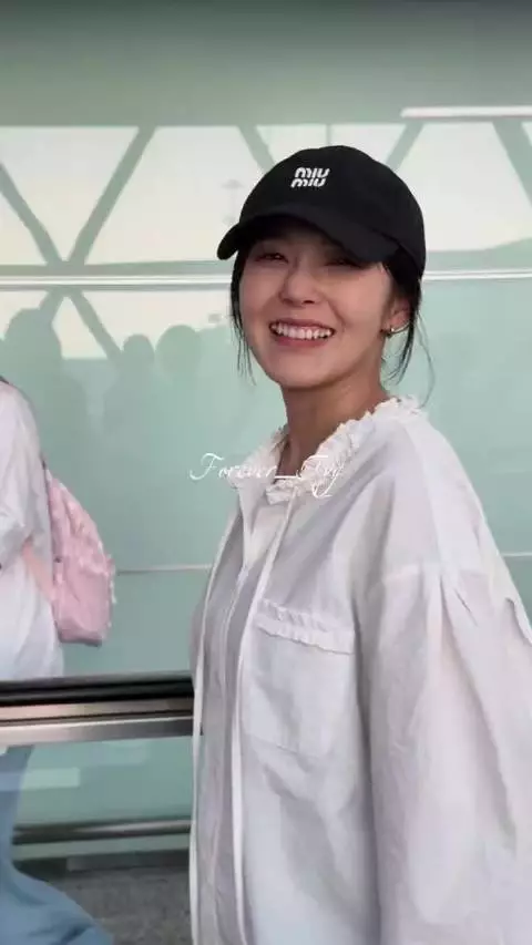 前几天机场偶遇张佳宁，穿的很宽松也看的出来好像有肚子了！张佳宁疑似怀孕