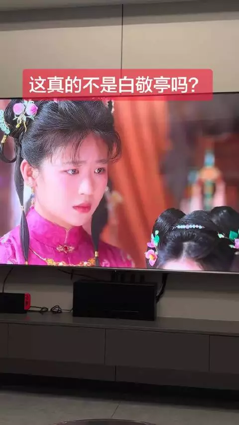 白敬亭男扮女装撞脸，路人愣两秒