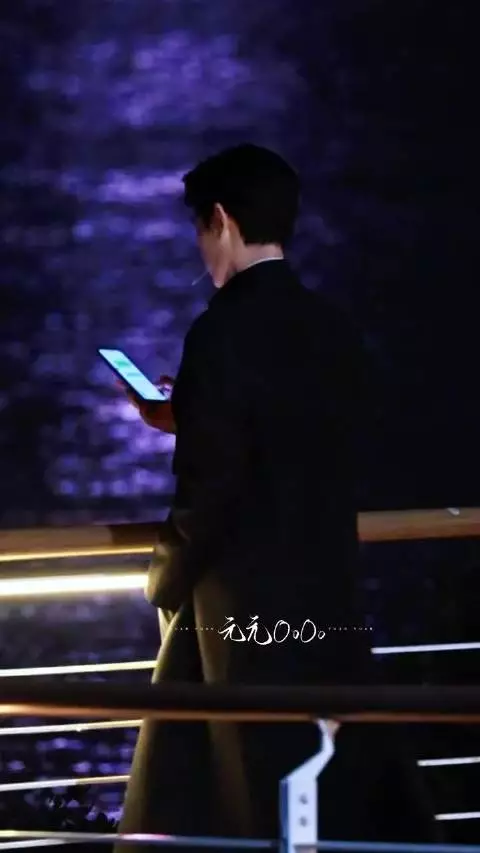 好忧郁的吧 嘴里吃着棒棒糖但是手里的手机却是满屏绿色气泡