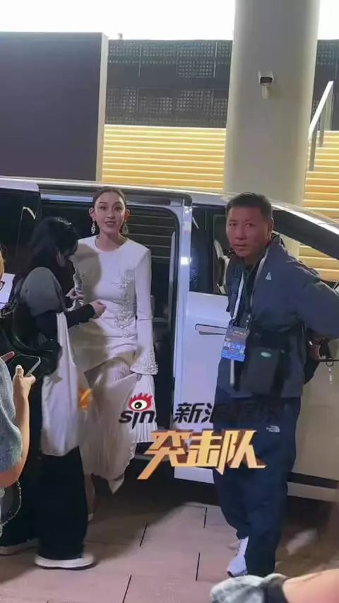 范玮琪亮相微博音乐盛典，白裙造型状态不错