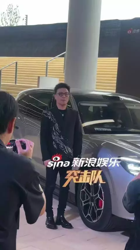 汪峰今日没穿皮裤，一身allblack现身音乐盛典