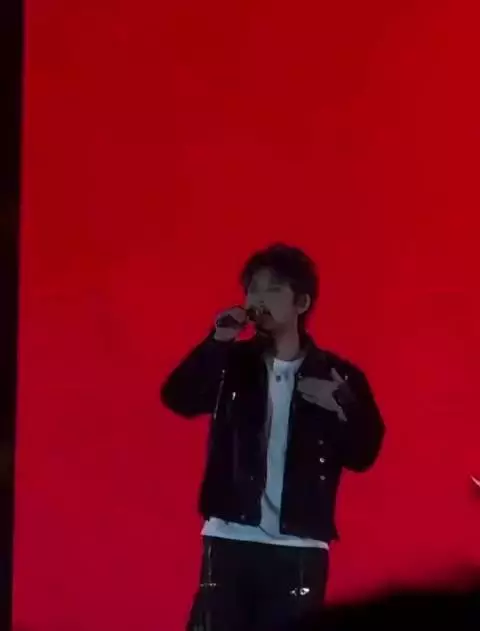 陈翔参加大学迎新晚会，让大家大声喊出他的名字 台下都喊毛晓彤