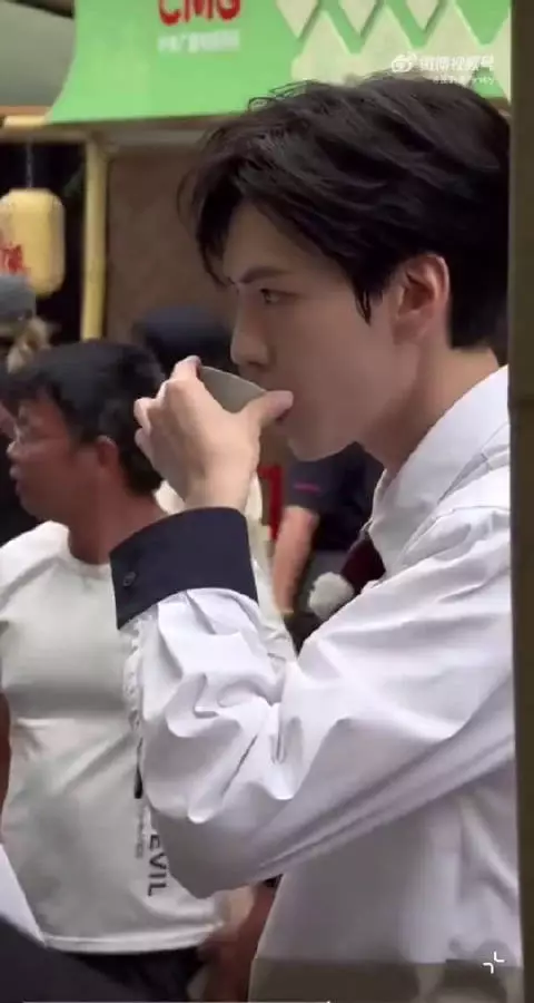 这趟春晚游中国过得好丰富,吃遍美食欣赏风景,毕雯珺玩得超开心