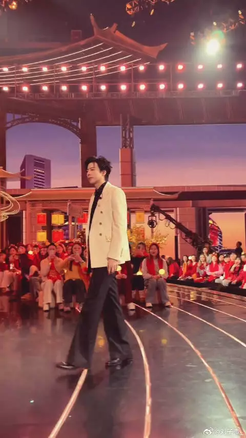 不知道 刘宇宁的身材很曼妙～ 北京卫视春晚