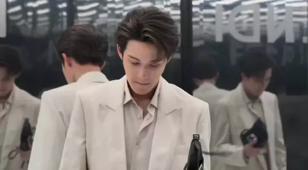 檀健次孟子义FENDI秀场同框，深灰浅色松弛感十足