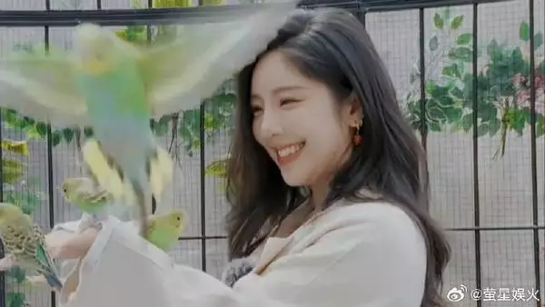 不愧是曾经的校花女神，赵奕欢真的太漂亮，三十多岁依旧风情万种！