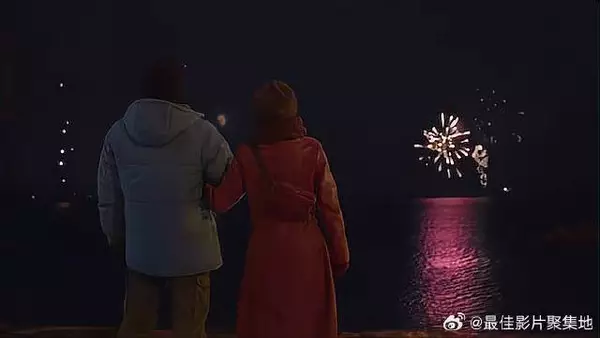 男孩跟女孩约会,下秒烟花放起,气氛瞬间烘托暖了!