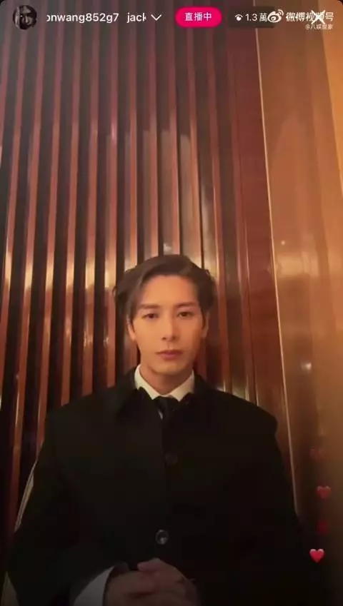 王嘉尔单手扯领带，自然随性荷尔蒙爆棚
